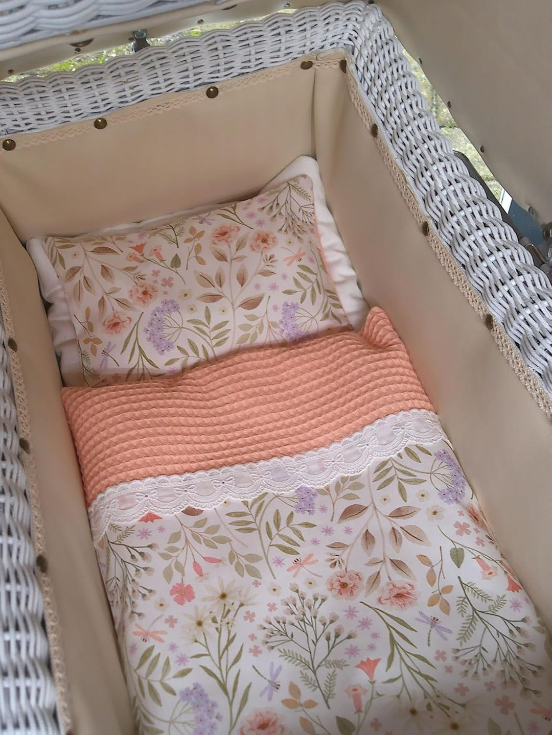 Handgefertigte Puppenbettwäsche, verschiedene Farbkombination, Floral-Streifen Design mit Stickerei