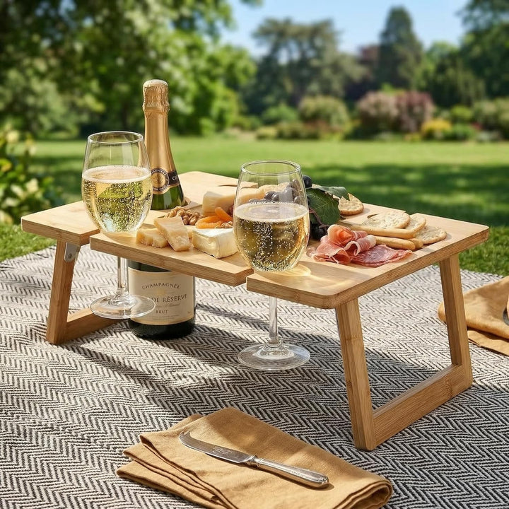 Peohud Bambus-Wein-Picknicktisch, zusammenklappbares Snacktablett mit Weingläserhalter, tragbarer We