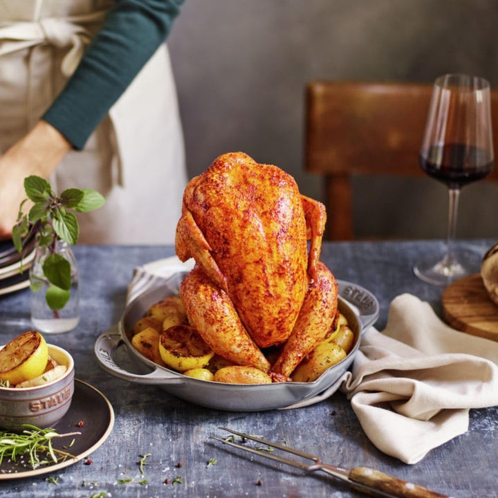 STAUB Hähnchenbräter 24 cm, Gusseisen, Induktionsgeeignet, Graphitgrau, 26.2 x 22.2 x 11.5 cm