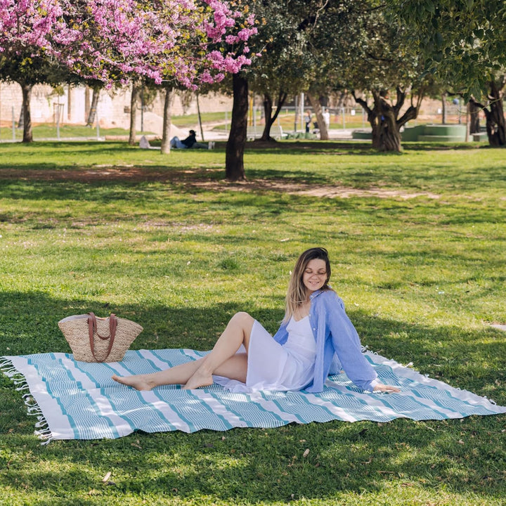 MOMOMUS Stranddecke XXL 210 x 240 cm, Grosse Picknickdecke, Meeresgrün | Strandtuch XXL zum Ausbreit