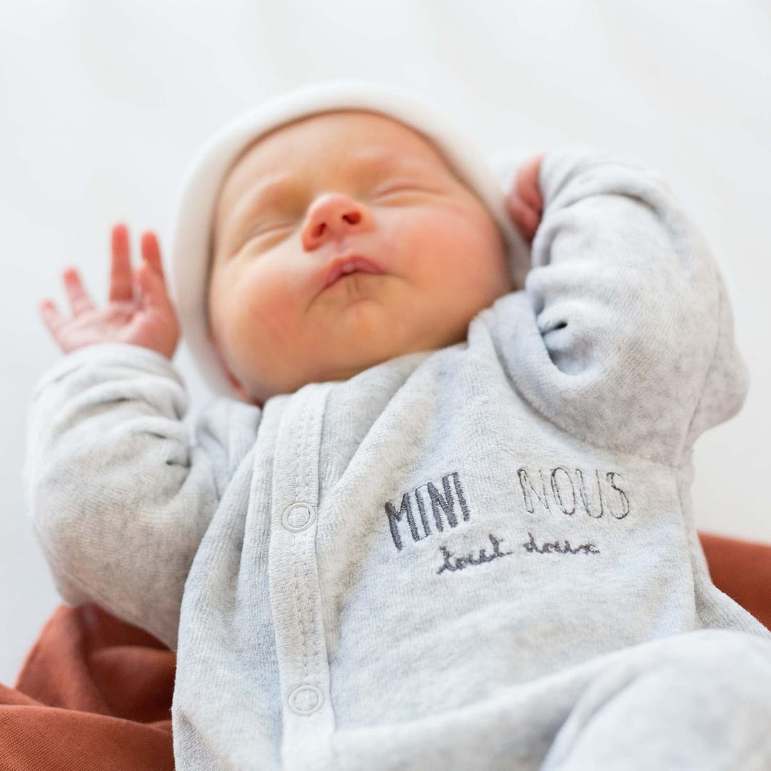 Trois Kilos Sept - Set zur Geburt, 6-teilig (Body, Mütze, Hausschuhe, Fäustchen, Tasche, Pyjama) – 0