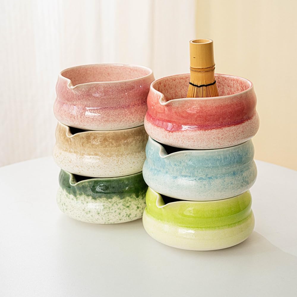 Matcha-Schale aus Keramik mit Ausgiesser, traditionell handgefertigte grosse bauchige glasierte Porz