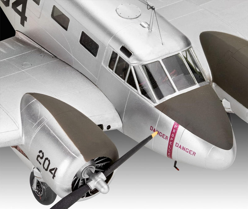 Revell Modellbausatz Beechcraft Model 18 I Detailliertes Modell im Massstab 1:48 I 129 Teile I Herau