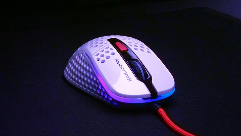 Xtrfy M4 RGB, ultraleichte kabelgebundene Gaming-Maus, ergonomisches Design für Rechtshänder, Pixart