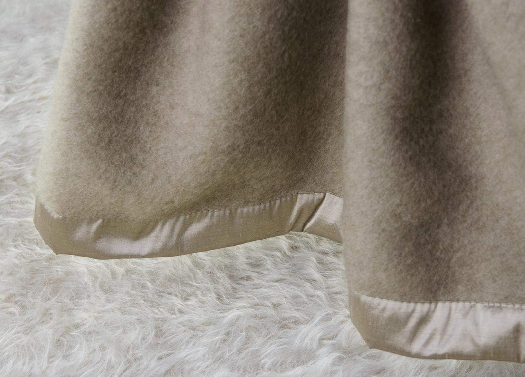 Wohnen & Accessoires GmbH & Co. KG Kaschmirdecke Mongolia grau-braun Seidenband 150x200cm Grau-braun