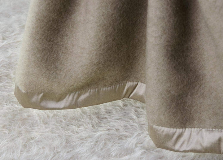 Wohnen & Accessoires GmbH & Co. KG Kaschmirdecke Mongolia grau-braun Seidenband 150x200cm Grau-braun
