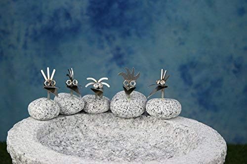 Vogelbad aus Granit in Schalenform (mit 5 Vögele am Rand sitzend), mit 5 Vögele am Rand sitzend