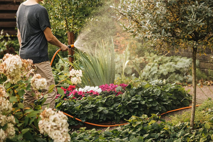 Fiskars Waterwheel M, All-Inclusive-Bewässerungs-Set, 21,5 m Gesamtreichweite, Gartenschlauch in Uni