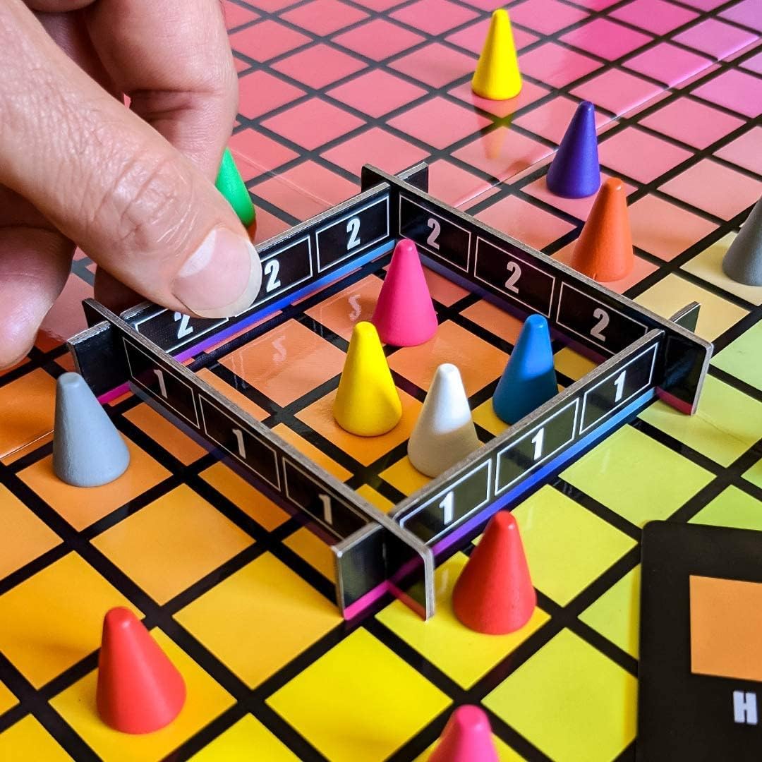 The OP Usaopoly | Hues and Cues Multilingual Brettspiel in Deutsch für die Ganze Familie | Partyspie