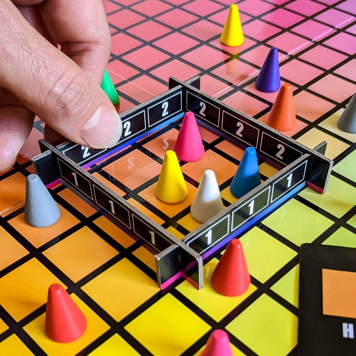 The OP Usaopoly | Hues and Cues Multilingual Brettspiel in Deutsch für die Ganze Familie | Partyspie