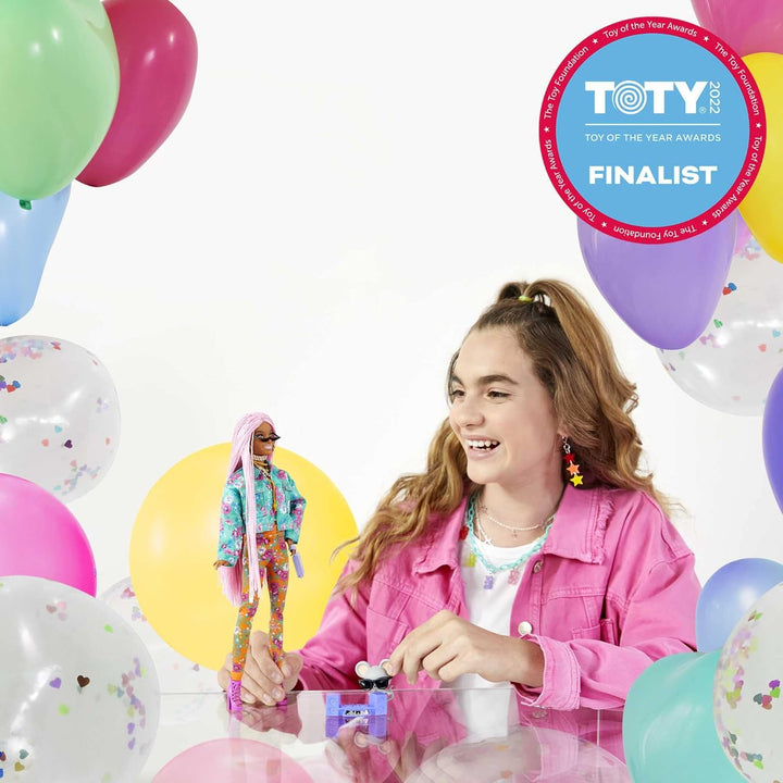 Barbie GXF09 - Extra Puppe, Pinke Flechtzöpfe, in Floral bedruckter Jacke & Hose, DJ Haustier-Maus,