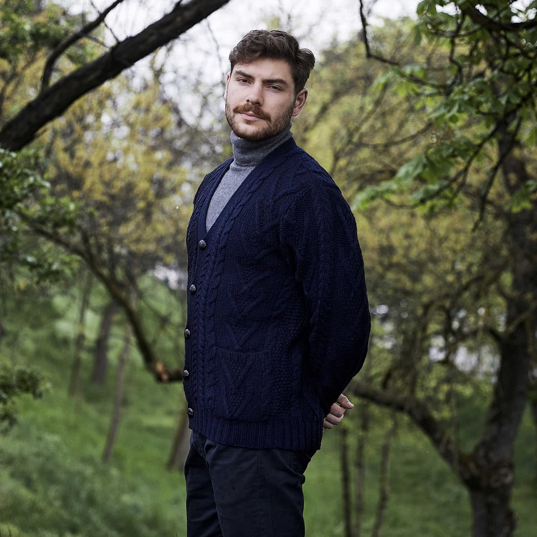 SAOL Herren Aran Irish Cable Knit Strickjacke Cardigan aus 100% Merinowolle mit V-Ausschnitt und Knö