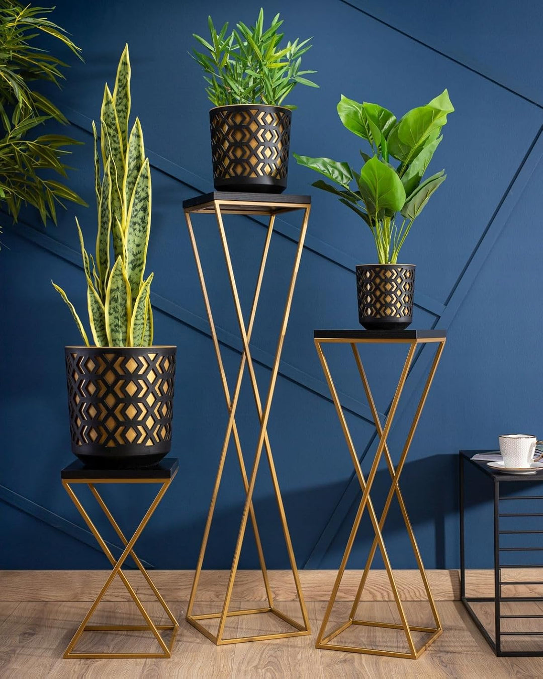 Pflanzenständer Metall 70 cm Hoch - Stabiler und Fester Blumenhocker mit Schwarz MDF-Platte auf Gold