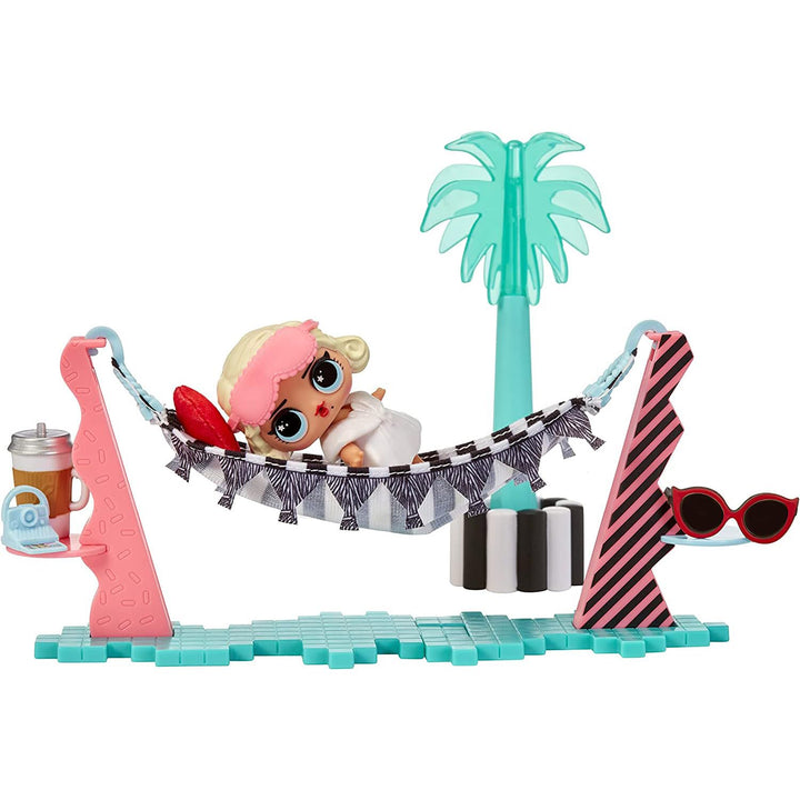 L.O.L. Surprise! OMG House of Surprises Playset - Vacay Lounge - 7,6 cm grosse Puppe Leading Baby un