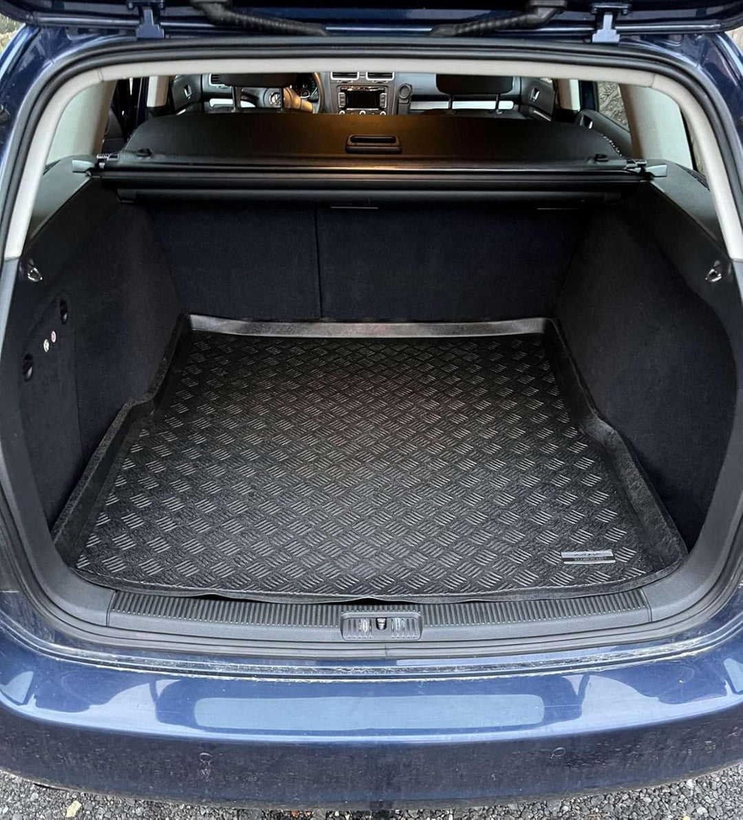 AZUGA Kofferraumwanne mit Antirutsch-Oberfläche passend für VW Golf 5/6 Variant Kombi 6/2007-5/2013