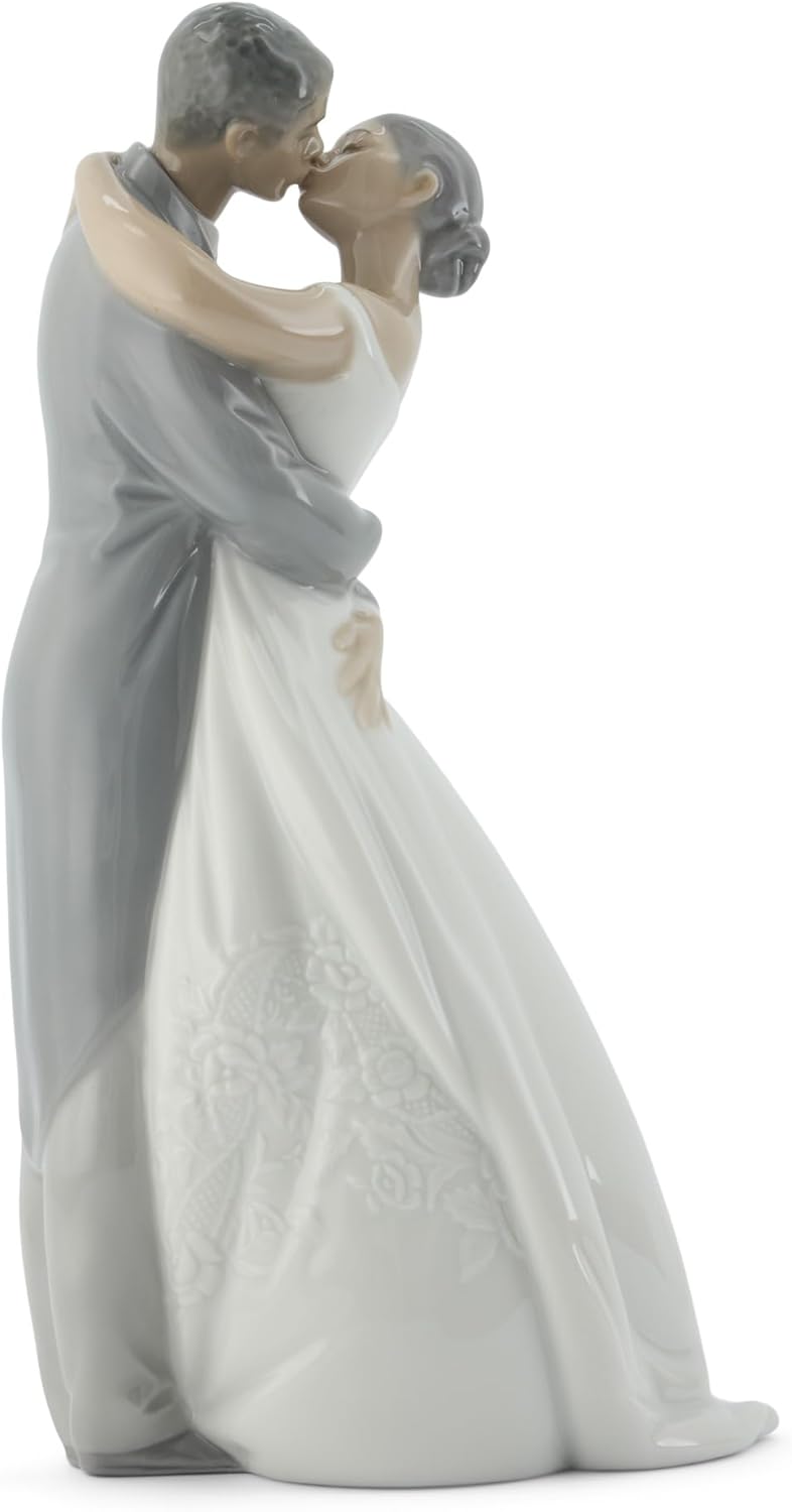 NAO Porcelain by Lladro A KISS Forever (TM) (Bride & Groom, Marriage, Wedding, Collection) 2001632