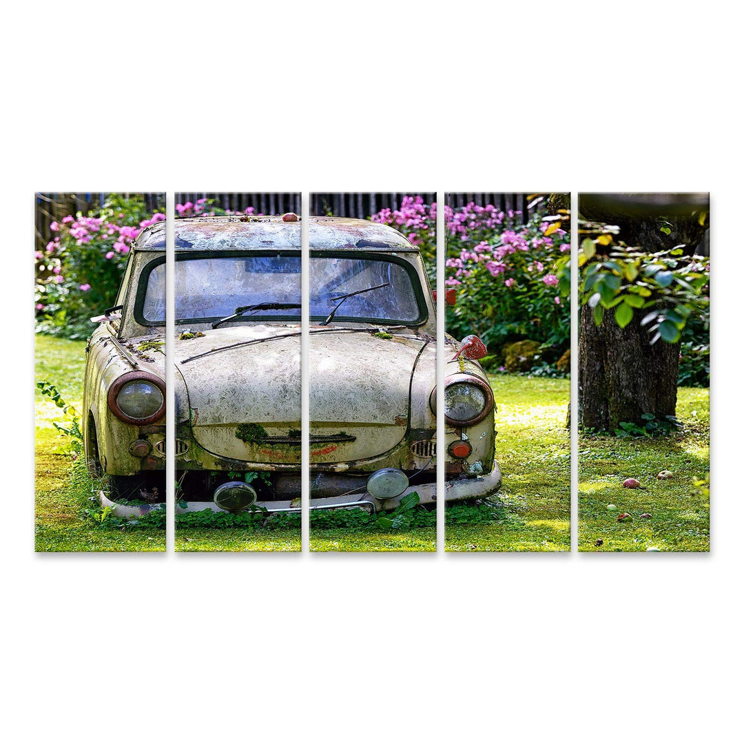 islandburner Bild auf Leinwand Ein alter Trabant in einem Garten Bilder Wandbilder Poster Leinwand 1