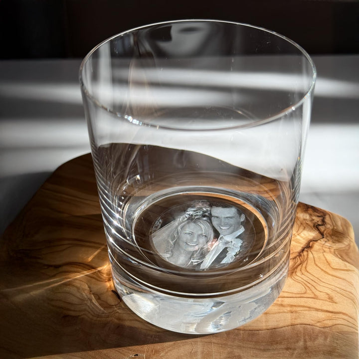 contento | Whisky-Glas personalisiert – FOTO‑Gravur im Glasboden – eigenes Bild im Boden gelasert– G