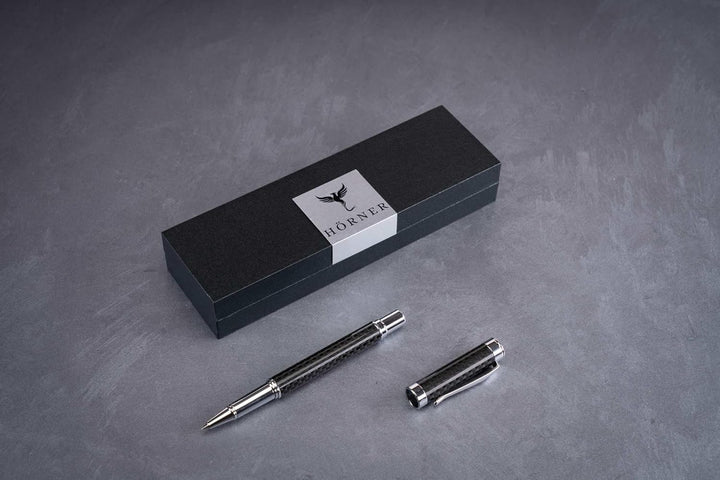 Hörner ONE - Hochwertiger Tintenroller Carbon schwarz silber | Schreibfarbe Blau 0,7 mm | Aus Metall