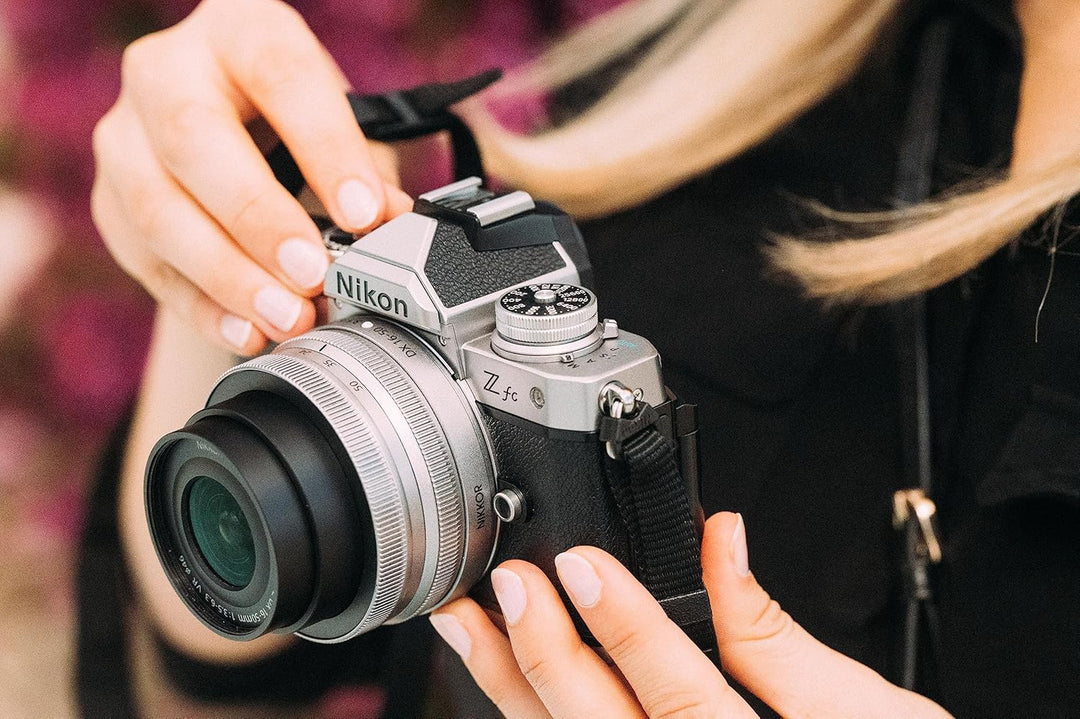 Nikon Z fc Kit Z DX 18-140mm 1:3.5-6.3 VR (20.9 MP, OLED-Sucher mit 2.36 Millionen Bildpunkten, 11 B