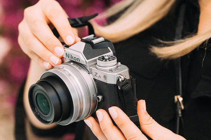 Nikon Z fc Kit Z DX 18-140mm 1:3.5-6.3 VR (20.9 MP, OLED-Sucher mit 2.36 Millionen Bildpunkten, 11 B