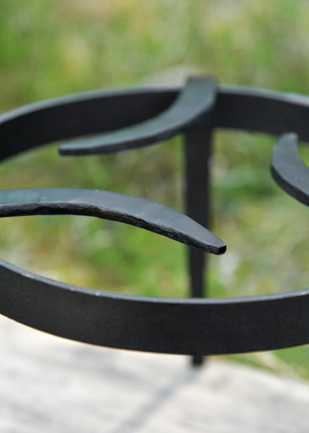 Battle-Merchant Pfannenknecht für Lagerfeuer / Dutch Oven | Handgeschmiedetes Mittelalter Dreibein |