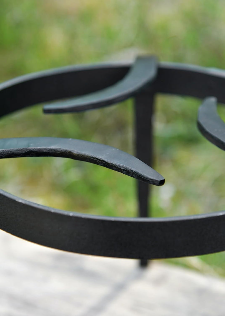 Battle-Merchant Pfannenknecht für Lagerfeuer / Dutch Oven | Handgeschmiedetes Mittelalter Dreibein |