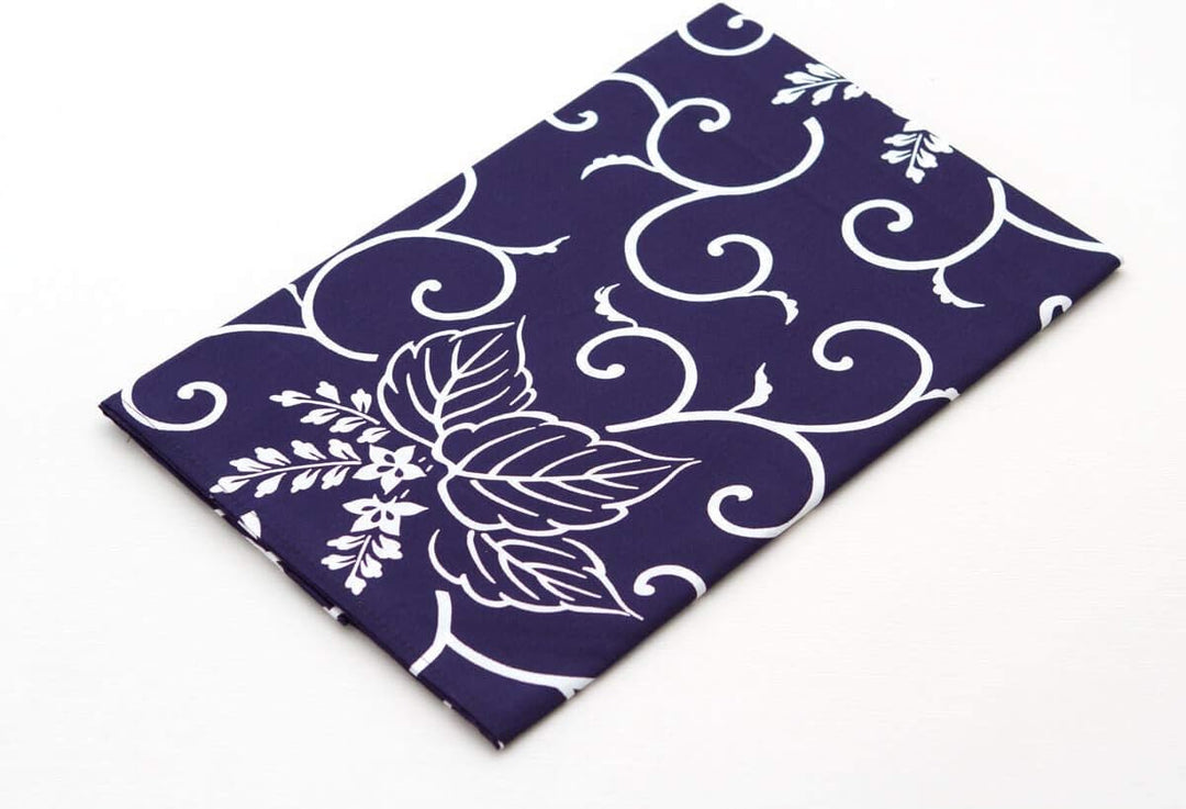 Schöner Schal und originelle Tasche. Kreative Geschenk-Verpackung. Furoshiki Kiri Karakusa, original