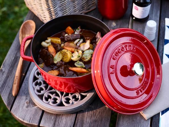 STAUB Topfuntersetzer Lilie 23 cm, Gusseisen, Kirschrot, 18.5 x 18.5 x 2.9 cm 18.5 x 18.5 x 2.9 cm K