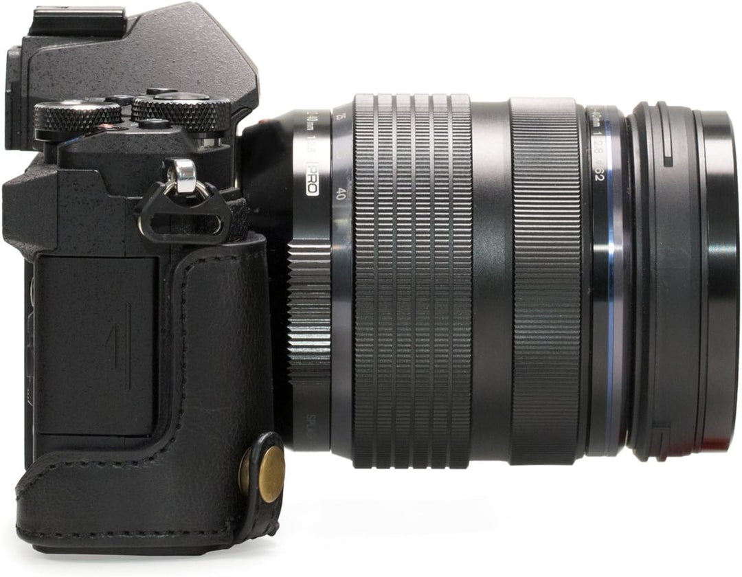 MegaGear Olympus OM-D E-M5 Mark II 12-40mm Ever Ready Leder Kamera-Case mit Trageriemen und Batterie