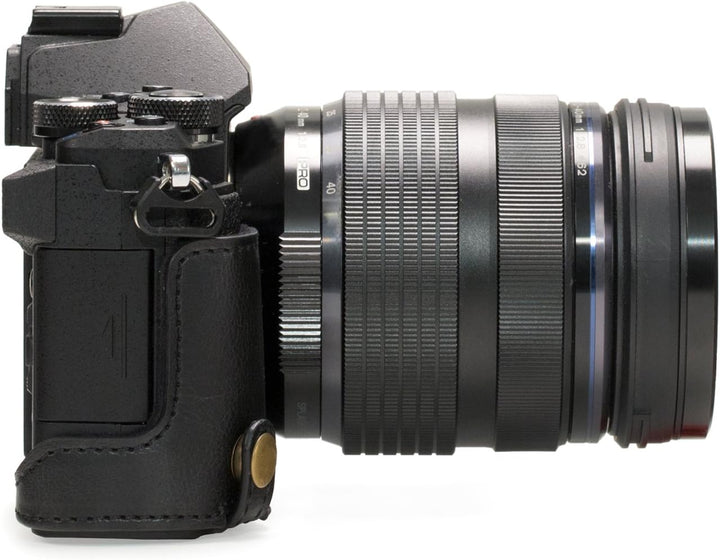 MegaGear Olympus OM-D E-M5 Mark II 12-40mm Ever Ready Leder Kamera-Case mit Trageriemen und Batterie