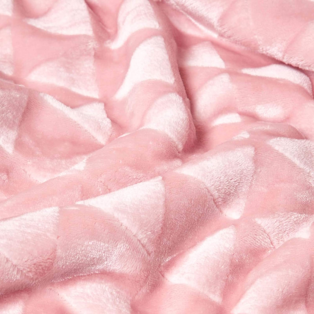 Homescapes Flauschiges Plaid, rosa, samtweiche Kuscheldecke in Fell-Optik mit geometrischem Muster,