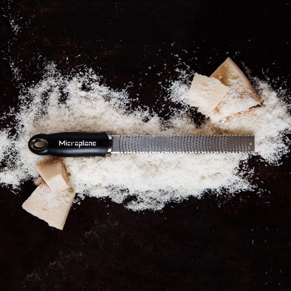 Microplane Zester Küchenreibe in Schwarz für Zitrusfrüchte, Hartkäse, Ingwer, Schokolade & Muskatnus