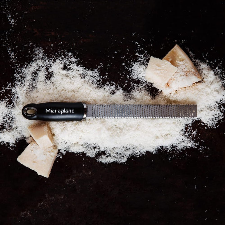 Microplane Zester Küchenreibe in Schwarz für Zitrusfrüchte, Hartkäse, Ingwer, Schokolade & Muskatnus