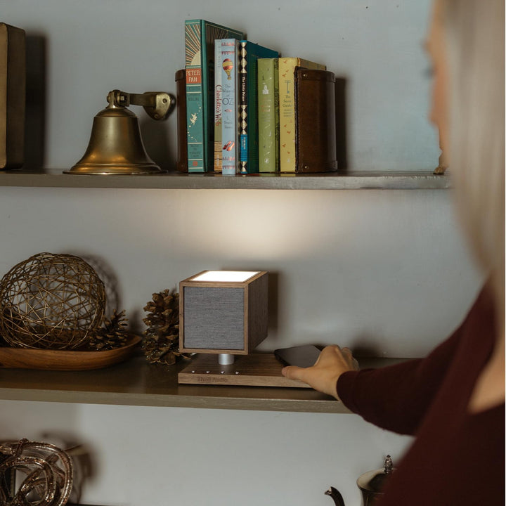 Tivoli Audio 'Revive' - Bluetooth-Lautsprecher mit kabellosem Ladegerät und Lampe (Walnuss/Grau), Wa