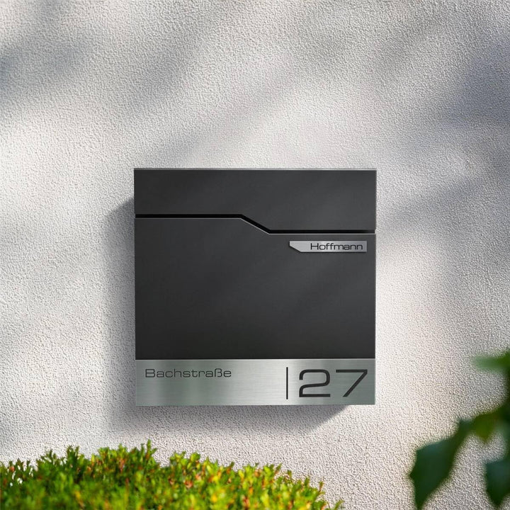 Metzler Design Briefkasten Thobe - inkl. V2A Edelstahl-Namensschild - Wandbriefkasten in Tiefschwarz