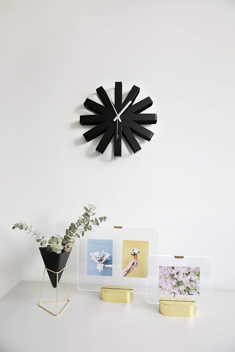 Umbra Ribbon Wanduhr, Moderne Quarz Wanduhr aus gebogenem Metall für Küche, Büro und Schlafzimmer, 3