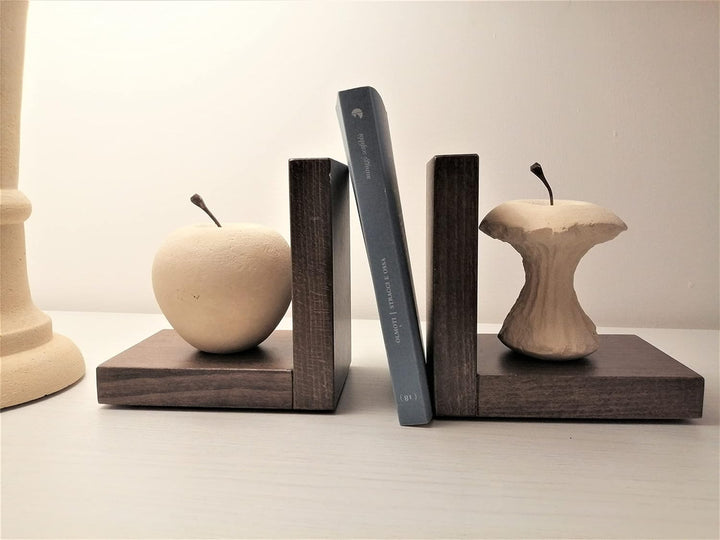 Progetto Arte. Paar Buchstützen Apfel/Apfel gegessen, Steinskulptur auf Holzbasis, handgefertigt. Ha