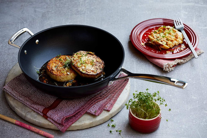 Le Creuset Aluminium-Antihaft Wok-Pfanne mit Gegengriff, Ø 30 cm, Für alle Herdarten inkl. Induktion