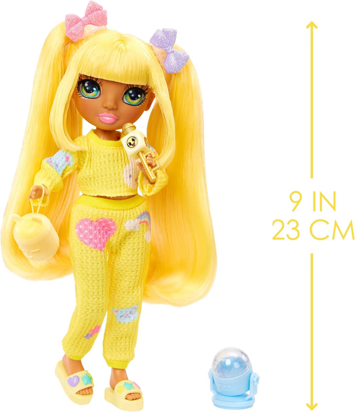 Rainbow High Junior High PJ Party - Sunny (Gelb) - 22 cm Puppe mit weichem Einteiler, Hausschuhen un