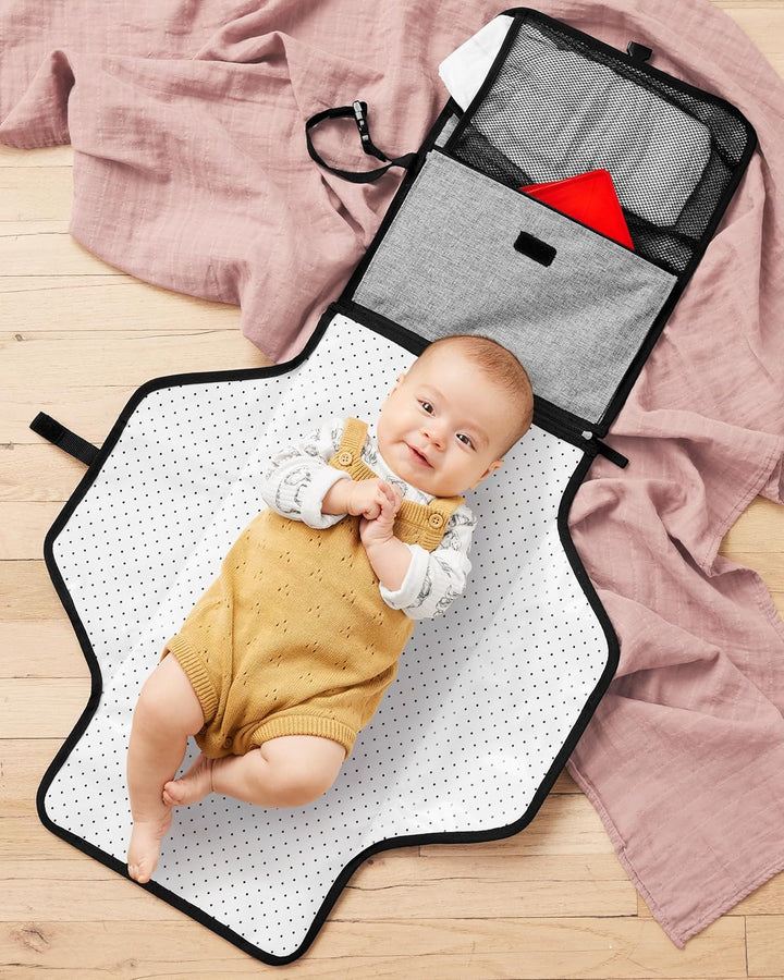 Skip Hop Pronto Mini Wickeltasche, Wickelstation für unterwegs, grey melange grau Einfarbige, grau E