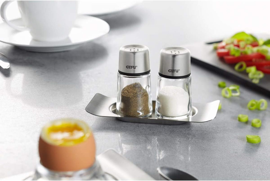 GEFU Salz und Pfefferstreuer Set BRUNCH mit Untersetzer, Glas konisch, dicht schliessender Aufsatz,