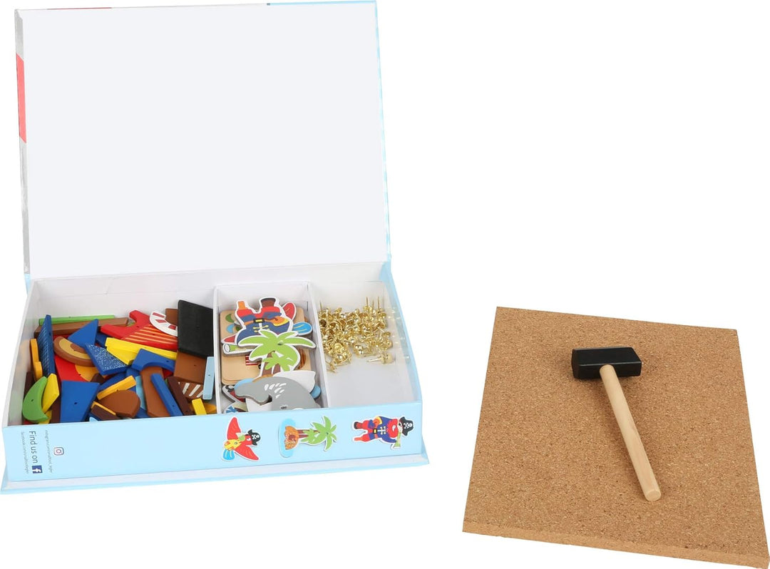 Small Foot Hämmerchenspiel „Piraten“ aus Holz, Korkboden mit Piratenmotiven zum Hämmern, ab 6 Jahren