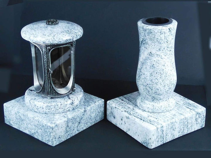 designgrab Alu Grablampe aus Aluminium in Antikoptik und Grabvase und 2 Stück Sockel eckig in Granit