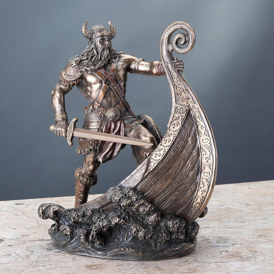 Veronese Design Nordischer Wikinger-Krieger stehend auf langem Schiffskugel mit antikem Bronze-Finis