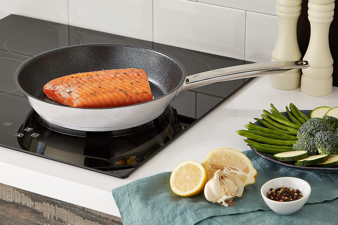 WMF Permadur Advance Bratpfanne Induktion 28 cm, Edelstahlpfanne, Cromargan Edelstahl beschichtet, b
