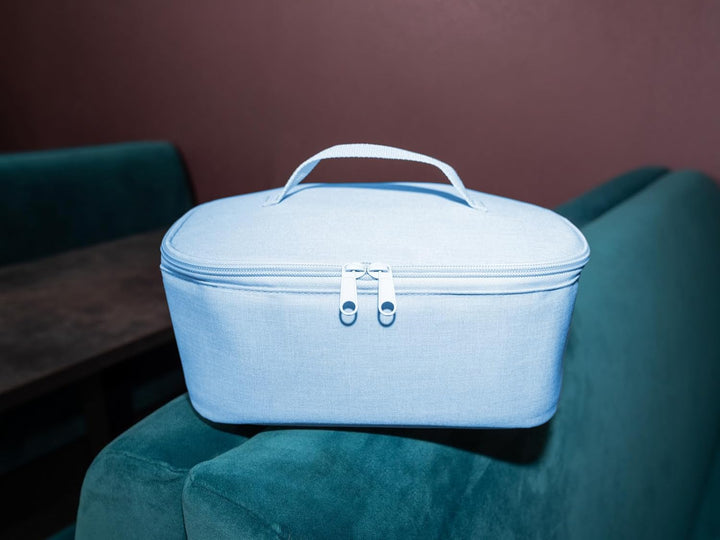 reisenthel coolerbag M Pocket Twist Powder Blue – Kühltasche mit Obermaterial aus recycelten PET-Fla