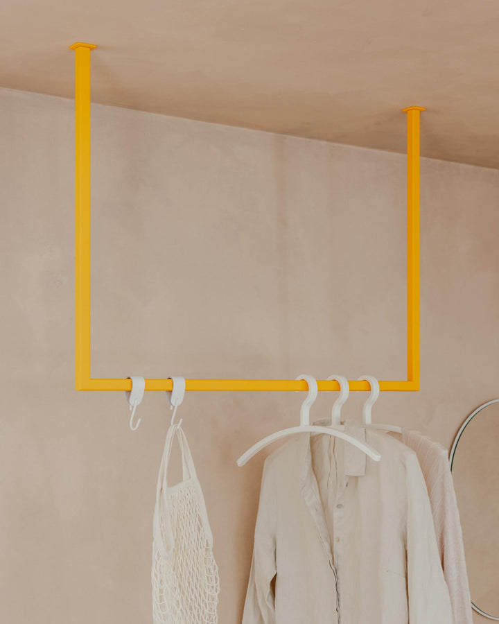 Metallbude Kleiderstange RUBI Mango Lassi - Eckige Garderobe mit Deckenmontage - Decken Kleiderstang