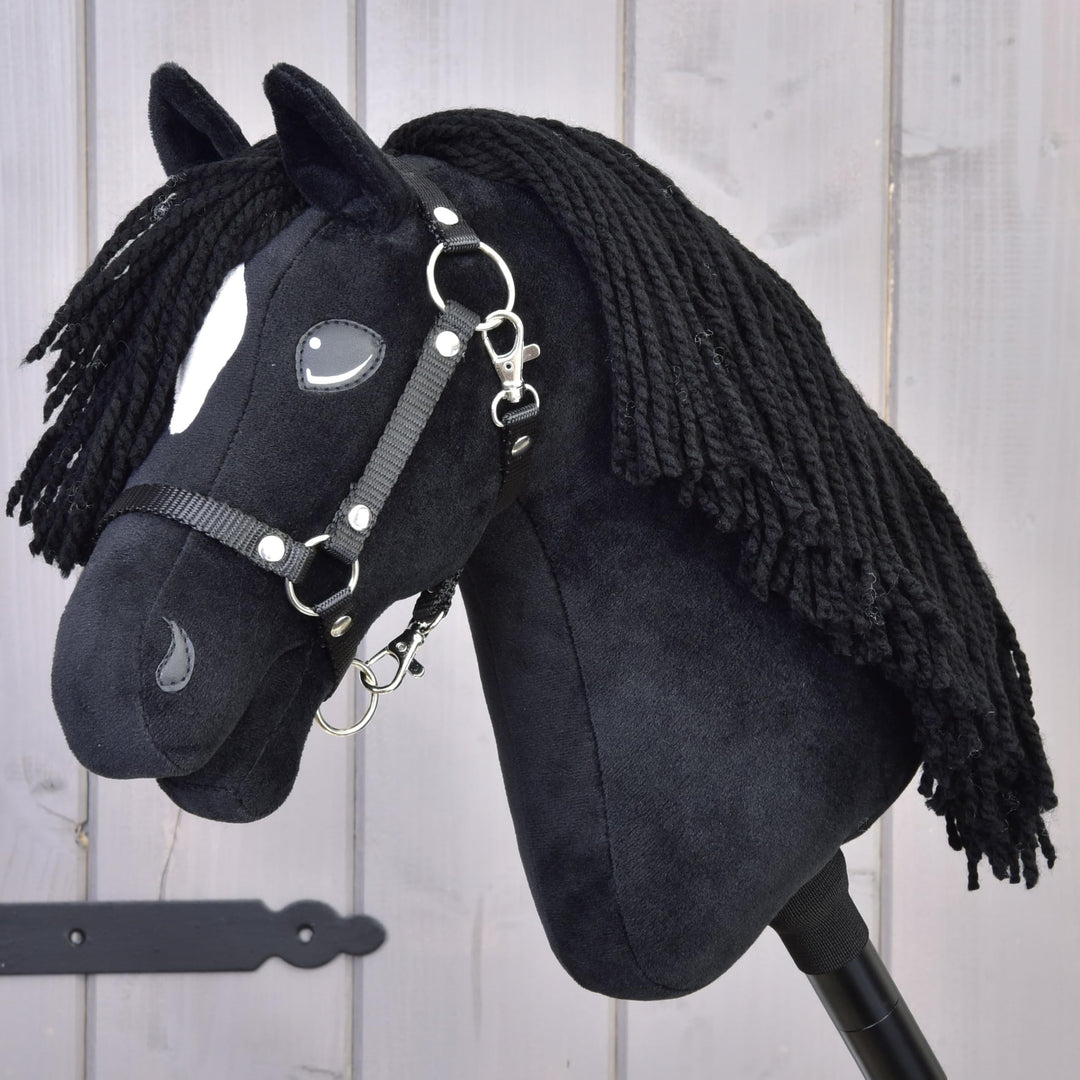 LarDen Hobby Horse - Schwarz Steckenpferd Cloony mit Halfter M, HANDGEFERTIGTES Stockpferd Für Klein