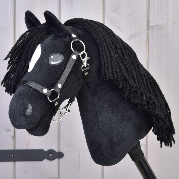 LarDen Hobby Horse - Schwarz Steckenpferd Cloony mit Halfter M, HANDGEFERTIGTES Stockpferd Für Klein